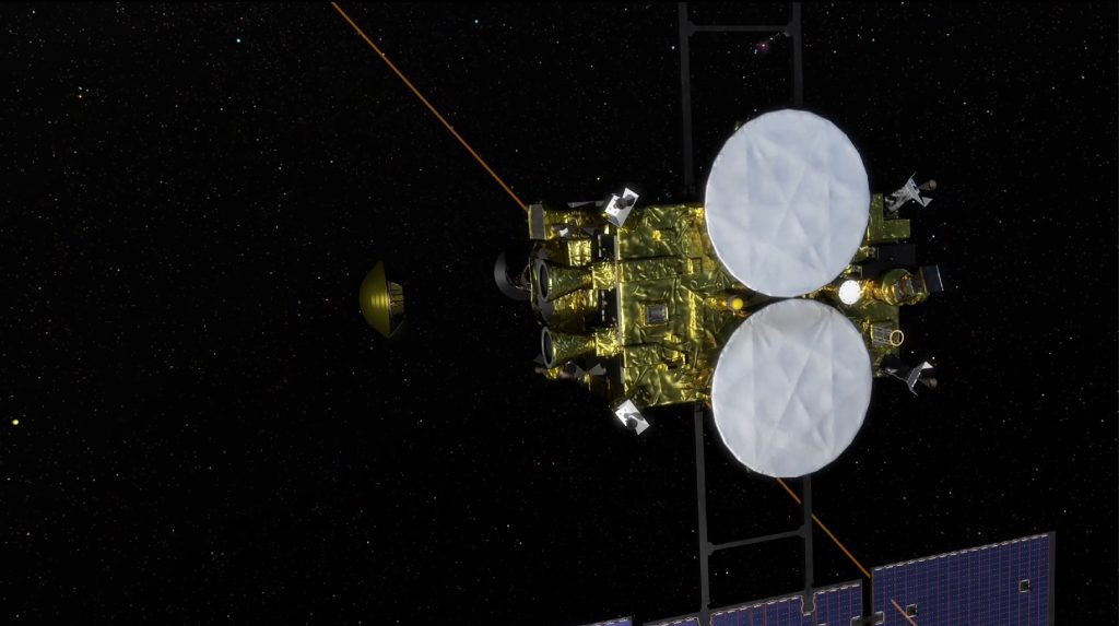 宇宙航空研究開発機構（JAXA）が2020年12月5日に時事通信を通じて公開したこの配布画像は、小惑星「りゅうぐ」から採取し、12月6日に南オーストラリアで地球への再突入と回収が予定されているサンプルが入ったカプセル（中央左）が、宇宙探査機「はやぶさ2」（右）から分離される様子をコンピューターで描いたもの。(AFP 写真 / JAXA / 時事通信)