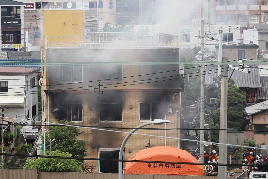 放火された京都のアニメ会社から立ち上る煙。2019年7月18日撮影。(資料写真/AFP)