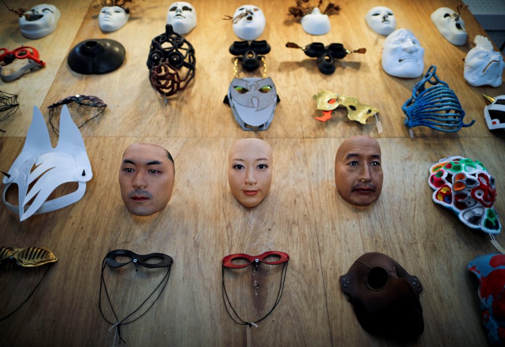 東京にある大川原脩平さんの仮面ショップ、仮面屋おもてに並ぶ実在の人物の顔をもとにしたマスク。2020年12月26日。（ロイター）