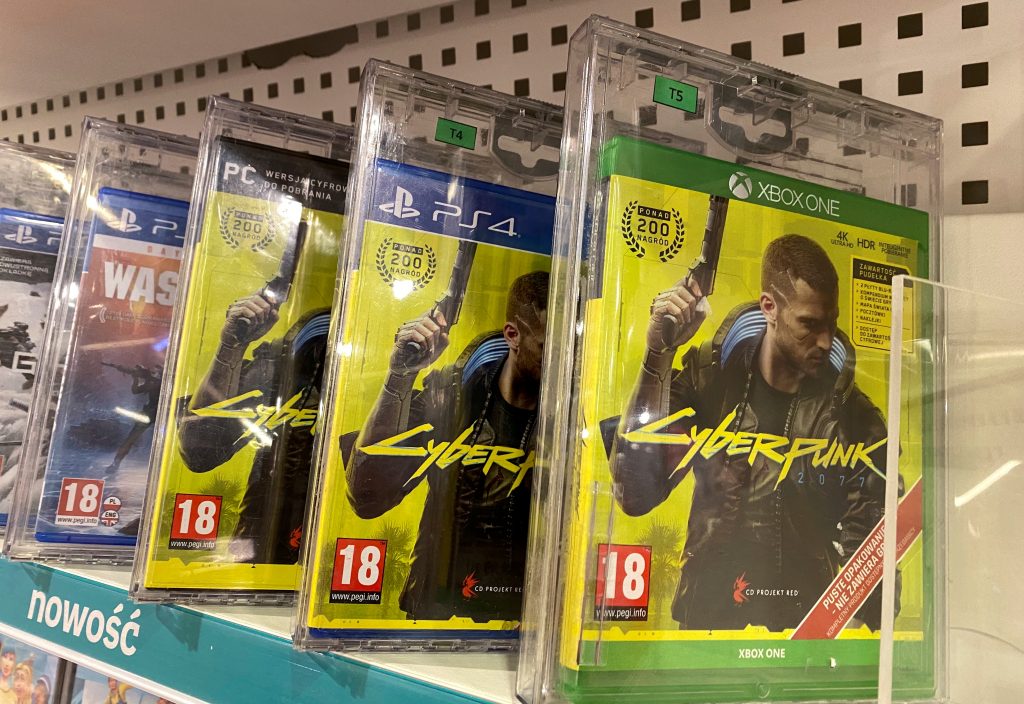 CD Projektのゲーム『サイバーパンク2077』が入った箱が、2020年12月14日、ポーランドのワルシャワで展示されている。(ロイター通信)