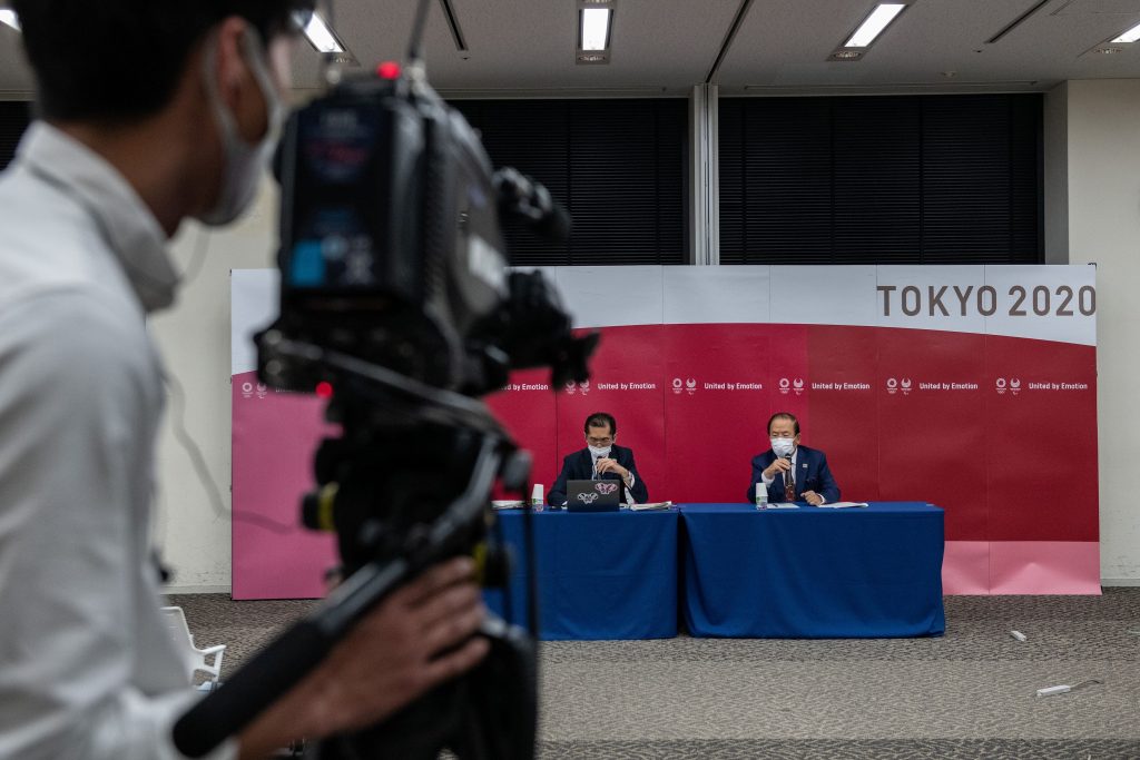 2020年12月22日日本の東京で、2020年オリンピック東京大会の武藤敏郎CEO(右)が、同大会理事会会合後の記者会見で話をしている様子をカメラマンがとらえた。(提供写真/ ロイター)