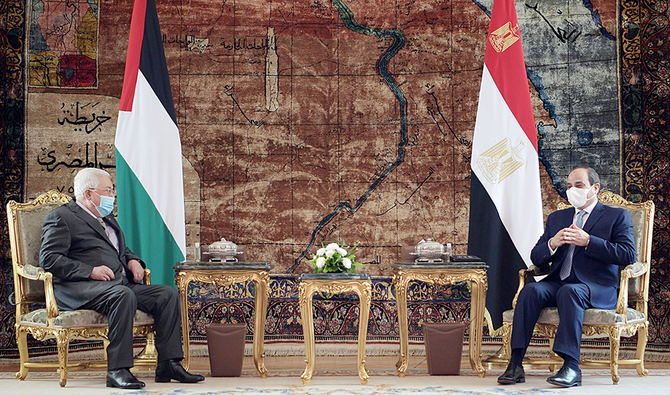パレスチナのマフムード・アッバス大統領が月曜日に、エジプト首都カイロの大統領官邸で、アブデル・ファタハ・エル・シシ大統領と会談している。（AFP）