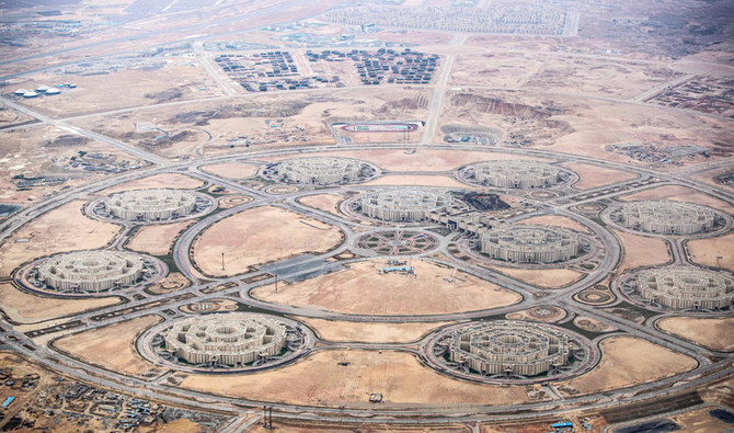 2020年3月13日に撮影されたこの航空写真で、カイロの東約45キロでエジプト政府が進めている巨大プロジェクト「新行政首都」の建設状況が伺える。(AFP)