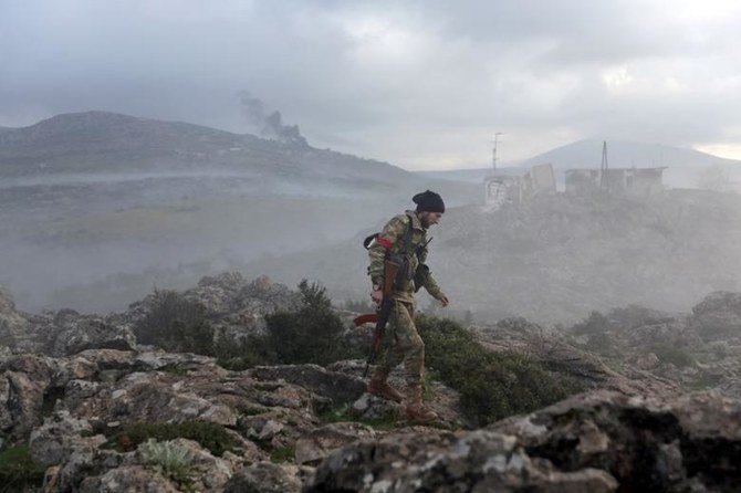 シリアのアフリーンで姿が見られたトルコの支援する自由シリア軍の戦闘員。3月2日撮影。（ロイター）