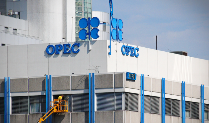 OPECとOPEC+は、来年の石油生産政策に関する協議を火曜日から木曜日に延期した。（Shutterstock）