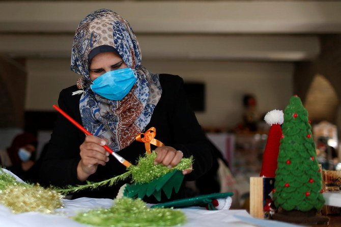 新型コロナウイルス感染症（COVID-19）が発生する中、ガザ地区北部の手工芸品のワークショップでクリスマスをテーマにしたギフトの作成に取り組むパレスチナ人女性、2020年12月1日。（ロイター通信）
