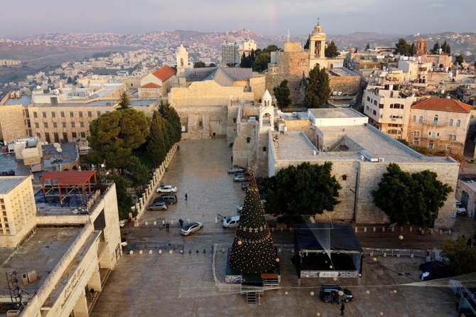 コロナウイルス（COVID-19）感染拡大の中、イスラエル占領下のヨルダン川西岸ベツレヘムで。生誕教会の横、マンガー広場のクリスマスツリー。2020年12月5日。（ロイター）