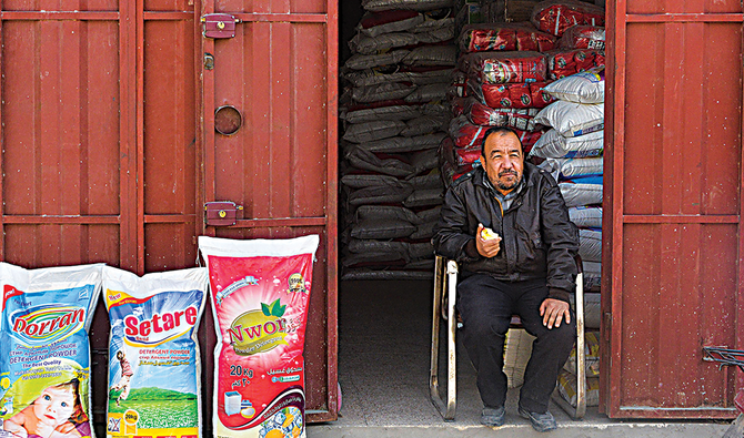 モスルのアルブルサ卸売市場の店先で客を待つイラクの商売人。街は何世紀にもわたり商業の中心地だった。(AFP)