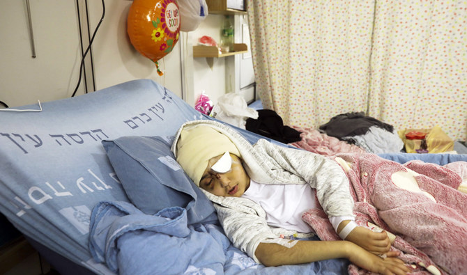 エルサレムのハダッサ病院で安静にしているパレスチナ人の少年マリク・アイサ（9歳）。(AP)