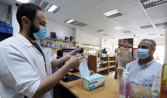 2020年7月5日、サウジアラビアのリヤドで、政府が新型コロナウイルス感染症（COVID-19）の都市封鎖を解除した後、薬局からマスクを購入した保護マスクを着用した男性。（ロイター）