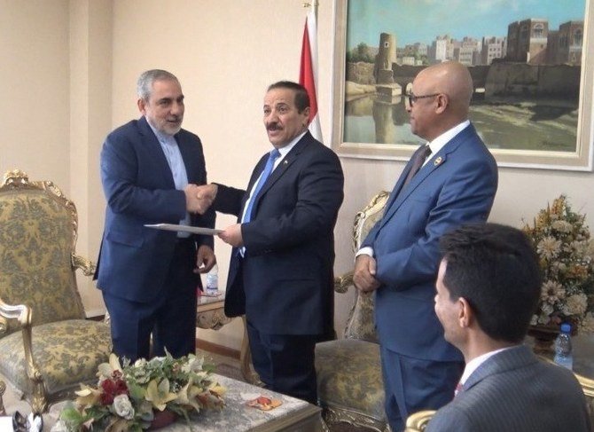 イランの代表者であるハサン・イールルー氏(左)とフーシ派の自称外相ヘシャム・シャラフ・アブダラ氏。10月にサナアで撮影。(配布資料)