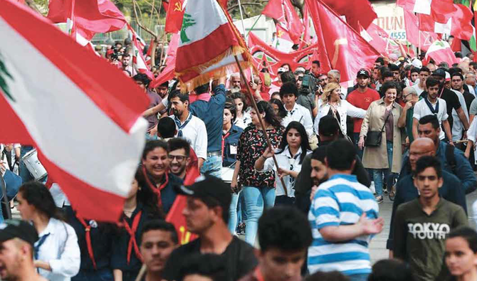 公的資金の不正使用に抗議するため、ベイルートで行進するレバノン人労働者たち。公営・民間労働者は来週にもストライキに出る可能性がある。(AFP)