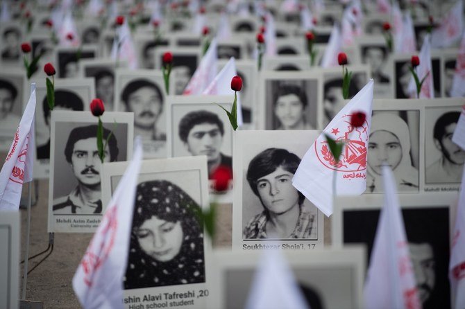 昨年、フランスの記念館が、イランによる1988年の反体制派の大虐殺で死亡した犠牲者の写真を展示。（AFP通信／資料）