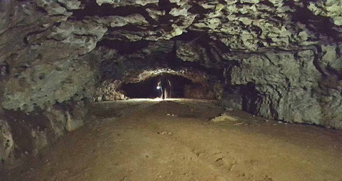 サウジアラビアの西部と北西部には、火山の噴火口近くの溶岩層に洞窟や玄武岩のトンネル群がある