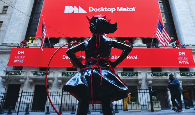 ニューヨーク証券取引所前の「Fearless Girl(恐れを知らない少女)」像。ニューヨーク株式市場は月曜日、新型コロナウイルスワクチンの米国での接種開始を好感し上昇した。 (AFP)