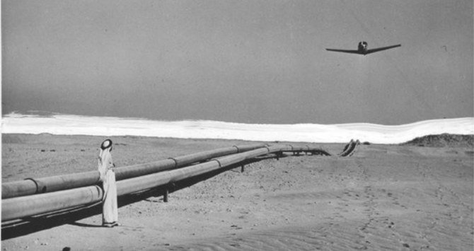 1950年のトランス・アラビアンパイプラインを写した写真。（Ryan Navion/ウィキメディア・コモンズ）