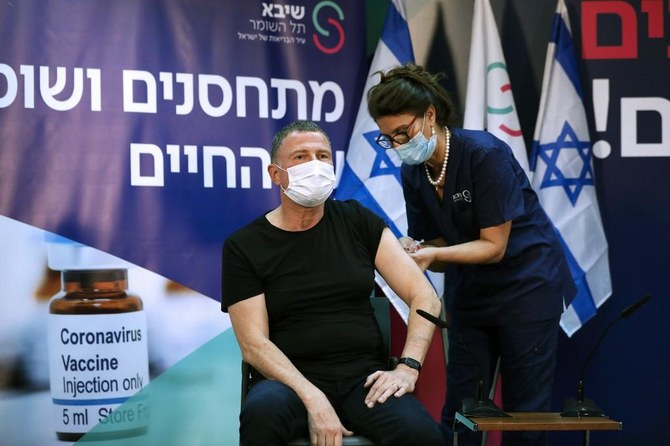 2020年12月19日、沿岸都市テルアビブ近郊のラマトガンにある国内最大の病院シェバ医療センターで、新型コロナウイルスワクチン接種を受けるイスラエルのユリ・エデルスタイン保健相。（資料 / AFP通信）