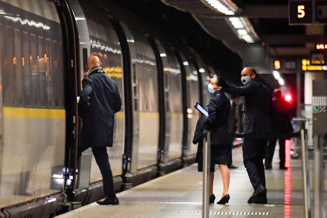 COVID-19 のパンデミックの中、在英国フランス政府によって課せられる移動規制に先立ち、ロンドン発パリ行きの最後のユーロスター列車に乗務員が乗り込む。(ロイター/トビー・メルヴィル)