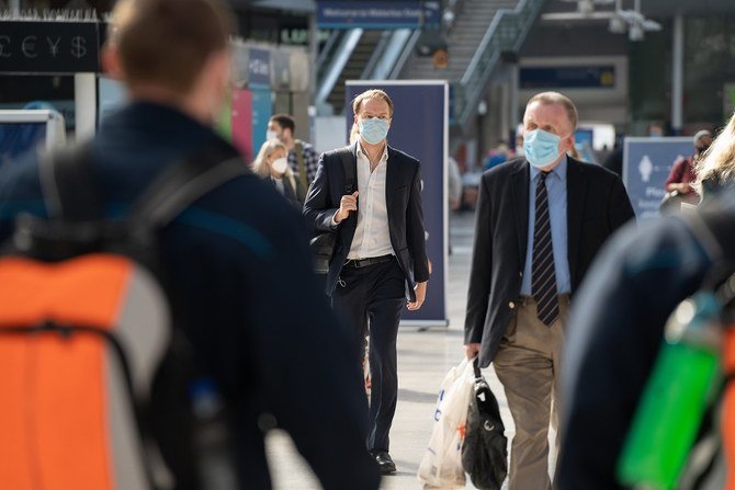 英国の公共交通機関では顔面を何らかの方法で覆うことが政府によって義務化され、その施行後フェイスマスクを装着しウォータールー駅のコンコースを歩く通勤者たち、2020年6月15日。英国政府は新型コロナウイルスの感染拡大に対するロックダウン措置をさらに緩和しようとしている。（資料 / AFP通信）