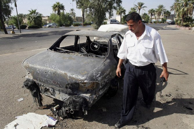  イラク人の交通巡査がブラックウォーターの特殊任務部隊によって破壊された車を検分する。イラクのバグダッドにあるアル・ニソール広場にて。 (ファイル/AP)