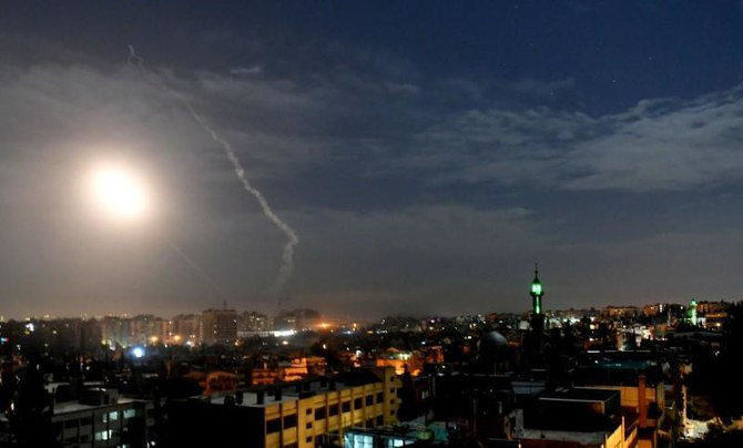 2019年1月21日の資料写真では、シリアのダマスカス上空にミサイルの火煙が見られる。イスラエルのジェット機は、シリアを繰り返し攻撃してきた。最新の攻撃は、12月24日の夜だった。（ロイター通信）