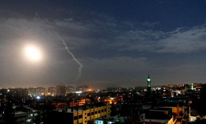 2019年1月21日の資料写真では、シリアのダマスカス上空にミサイルの火煙が見られる。イスラエルのジェット機は、シリアを繰り返し攻撃してきた。最新の攻撃は、12月24日の夜だった。(ロイター通信)