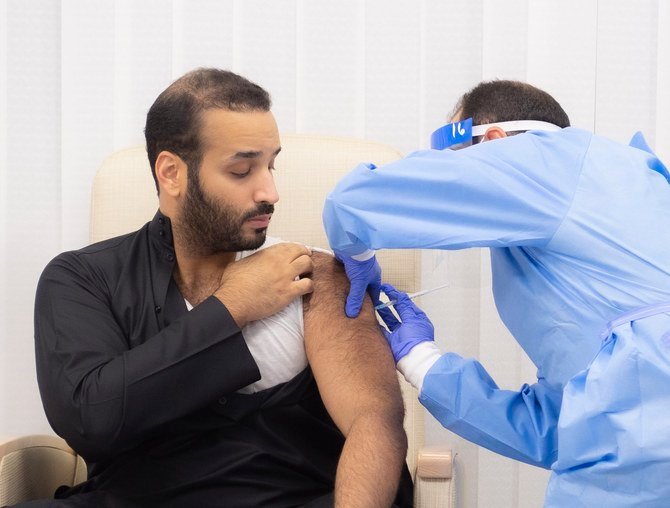 サウジアラビア皇太子ムハンマド・ビン・サルマーンが2020年12月25日にコロナウィルスワクチンの1回目を摂取する。(SPA)
