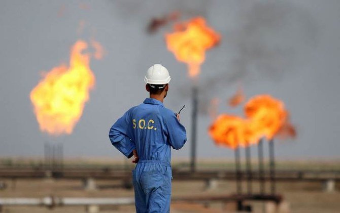 ナーシリーヤ市の石油精製所で働くイラク人作業員。（File/AFP）