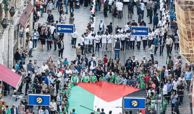 イスラエルのマーヴィ・マルマラ号への致命的な襲撃事件の記念日に、デモ参加者たちがイスタンブールで行進する。（AFP通信資料写真）
