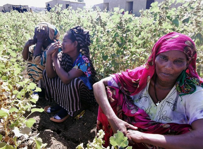 2020年11月13日、スーダン東部カッサラ州のスーダン・エチオピア国境の町アル・ファシュカにあるアル・ファシュカ難民キャンプで、ティグレ地域で進行中の戦闘から逃れてきたエチオピア人女性が写っている。（ロイター通信）