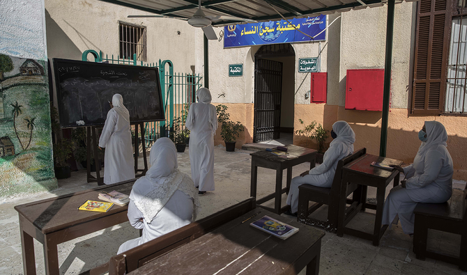 COVID-19パンデミックが流行する中、カイロから北へ約30kmのカリウビヤ県にあるアル・カナティール女子刑務所で識字教室に参加する受刑者たち。（AFP/資料写真）