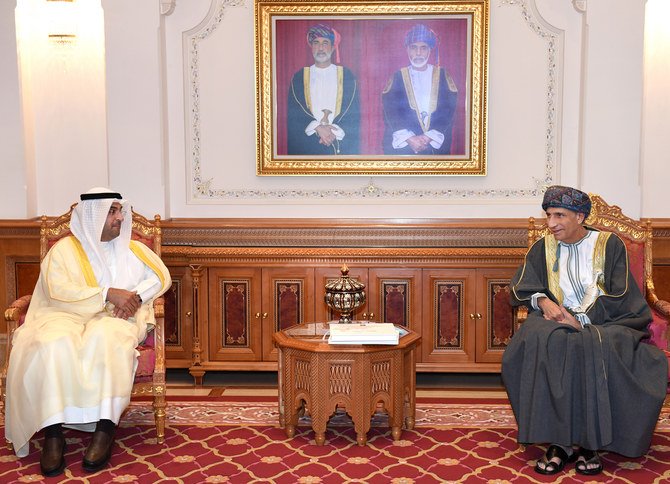 マスカットで、第41回GCCサミット出席への招待状がファハド・ビン・マフムード・アル・サイード閣議担当副首相に、GCCのナーイフ・ファラー・アル・ハジュラフ事務局長から手渡された。(ONA)