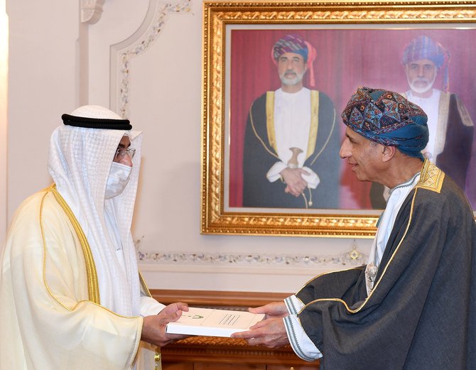 マスカットで、第41回GCCサミット出席への招待状がファハド・ビン・マフムード・アル・サイード閣議担当副首相に、GCCのナーイフ・ファラー・アル・ハジュラフ事務局長から手渡された。(ONA)