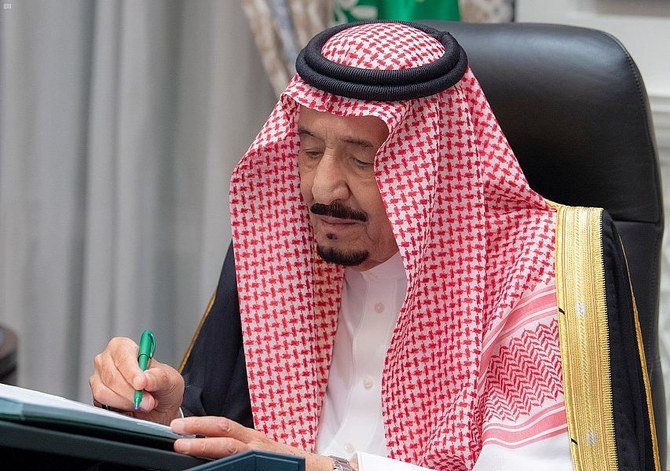 サウジアラビアのネオムから毎週の閣僚会議の議長を務めるサルマン国王。2020年12月29日。(国営サウジ通信)