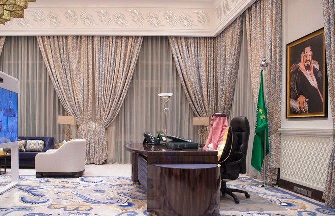 サウジアラビアのネオムから毎週の閣僚会議の議長を務めるサルマン国王。2020年12月29日。（国営サウジ通信）