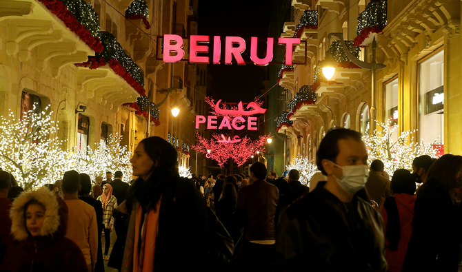 2020年12月27日、ベイルート都心部でクリスマス飾りの中で「ベイルート」と書かれたサインを見かけた。（ロイター）