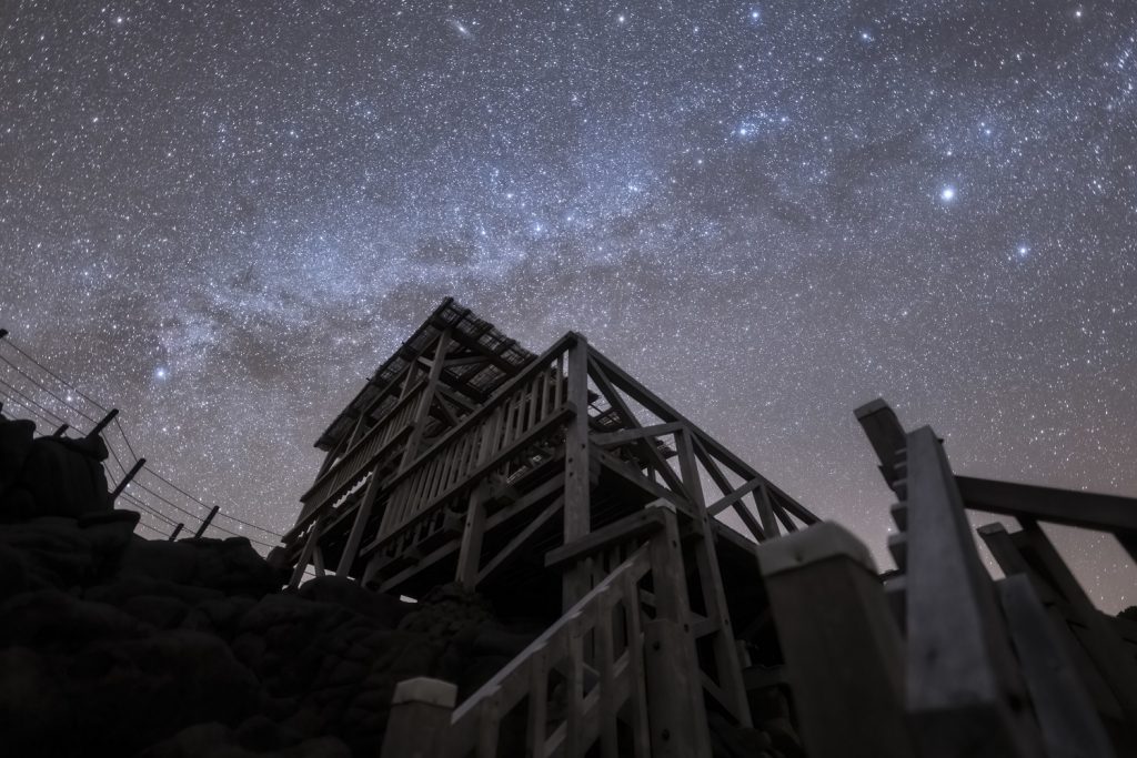 赤崎遊歩道と星空（成澤広幸撮影）