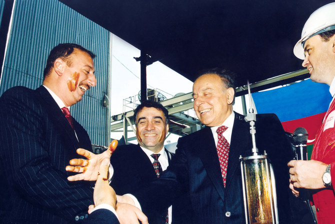 アゼルバイジャンのヘイダル・アリエフ大統領（右）、後継者で息子のイルハム・アリエフ氏（左）はカスピ海アゼリ・チラグ・グネシュリ油田のタッピングを祝った。1997年11月12日。