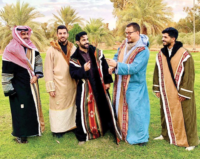 在サウジアラビア、オマーン、イエメンのスウェーデン外交官、ニクラス・トルーヴェ (Niclas Trouve) 氏の最近のツィート : 「新しい、暖かいファーワで、アル・ジョーフ (Al-Jouf) の砂漠の冬の夜にも準備万端。」(Twitter 写真)