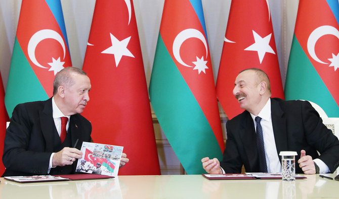2020年12月10日にトルコ大統領報道機関が撮影公開した配布写真。トルコ大統領レジェップ・タイイップ・エルドアンとアゼルバイジャンのイルハム・アリエフ大統領がバクーでの会見を受けて記者会見を行っている様子。（AFP）