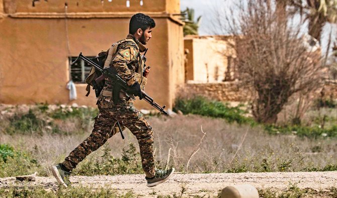 2019年3月3日、シリアのデリゾール州東部のバグーズにて、イスラム国勢力の最後の抵抗に対する砲撃から逃げ惑うシリア民主軍(SDF)の一員。(AFP)