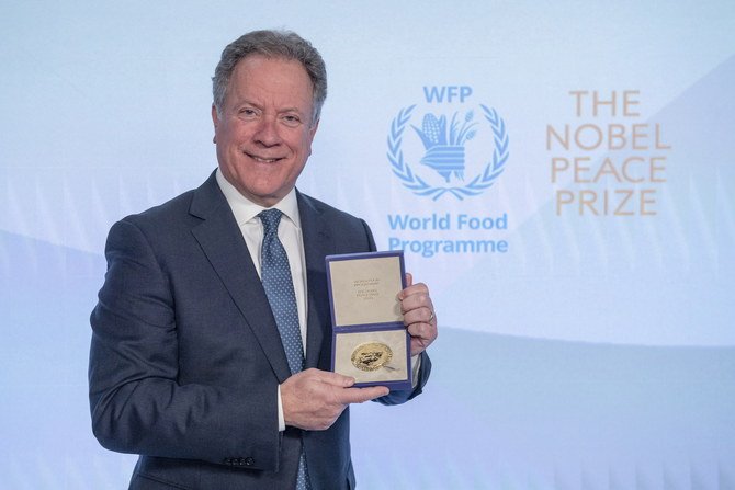 2020年12月10日、ローマでノーベル平和賞の証書とメダルを手にポーズをとるデビッド・ビーズリーWFP事務局長（ロイター）