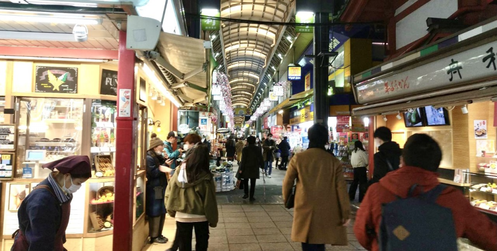 同じエリアにあるキャットカフェ、「モンタ」もコロナの影響を受けている。オーナーの古川勝也さんによると、来客数はコロナウイルスが蔓延する前に比べると75%も減少しているという。(Arab News Japan)