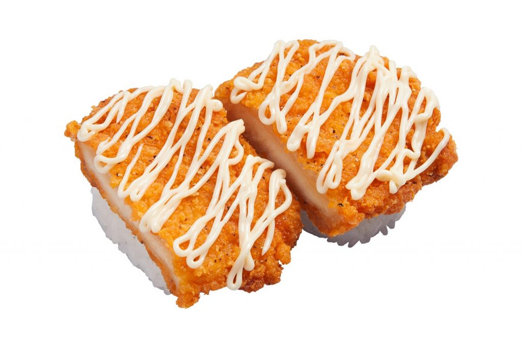 日本でフライドチキンは、クリスマスのお祝いの食卓に欠かせないものとなっている。(かっぱ寿司より)
