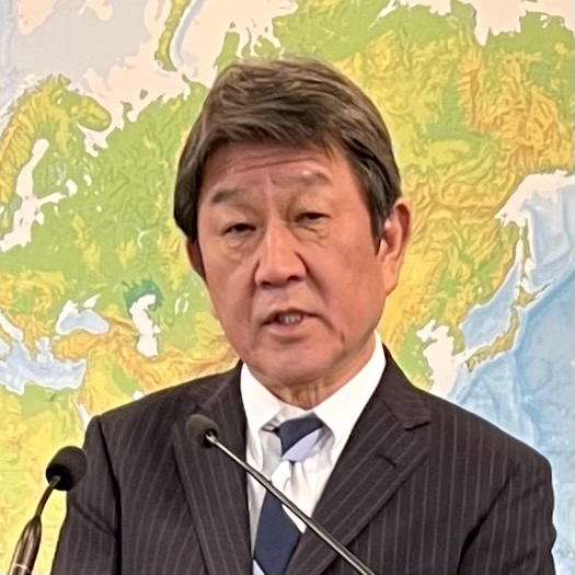 東京の省庁での記者会見で、アラブニュースジャパンの質問に答える茂木外務大臣。（ANJP）