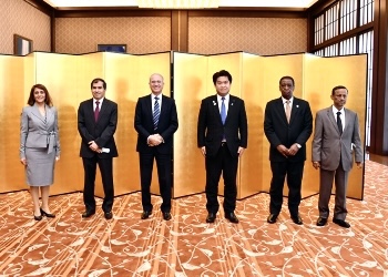 鷲尾副大臣はCOVID-19に対応する日本の外交方針において世界的な健康問題を重視していることを強調し、日本はランチに参加している各国との協力を約束すると改めて述べた。（外務省）