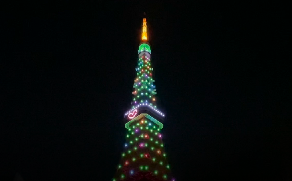 東京タワーのウェブサイトには、「17段の階層に設置された268台のLEDライトは、すべて個別に制御でき、無限の範囲の光色とパターンを描き出す」と記されている。(東京タワー)