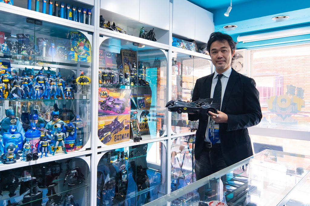 上田氏は、世界でDCコミックのバットマンとスターウォーズのストームトルーパーの商品のトップクラスのコレクターの一人に見なされている。（提供）