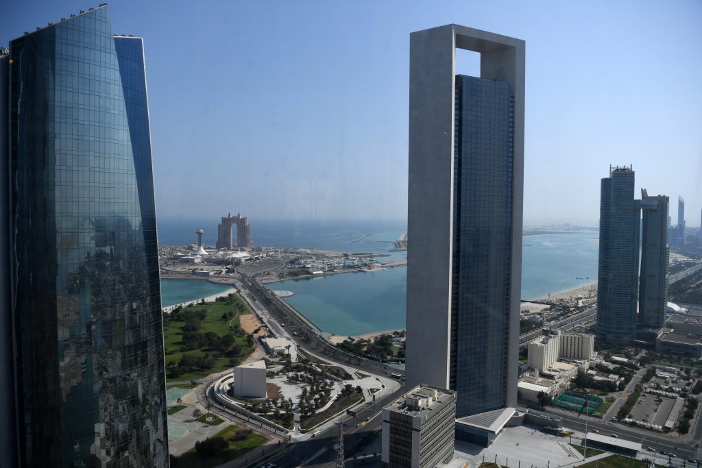 首長国の首都アブダビの海に面した遊歩道が写る外観写真。前景の中央にADNOC(アブダビ国営石油会社)本社複合ビルが見える。2019年5月29日撮影。(AFP)