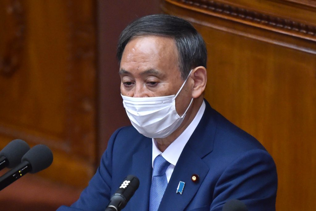 今回のニュースは、対応が遅すぎて一貫性がないと専門家から指摘されている感染症対策への不満から支持率が落ち込んでいる菅首相にとって、さらなる頭痛の種だ。(AFP)